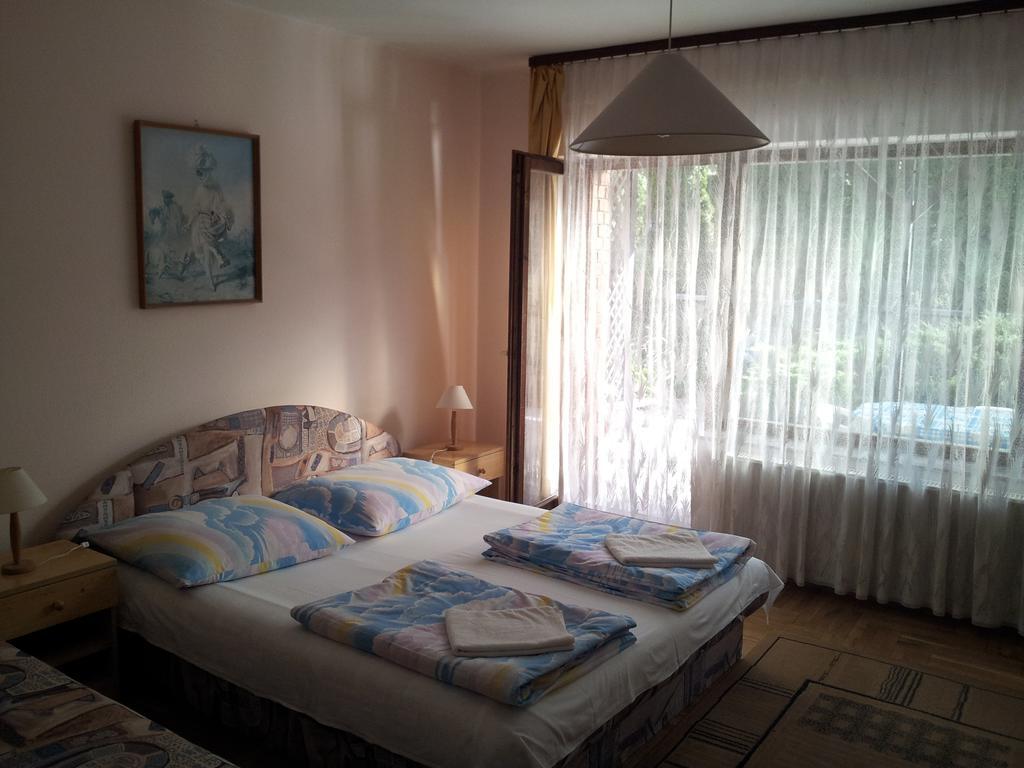 Agi Panzio Obuda Bed & Breakfast Будапеща Стая снимка
